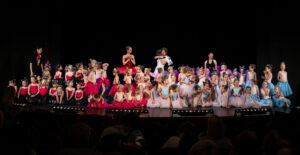 Gala baletowa TUTU Balet - uroczysty występ baletowy uczniów szkoły tańca TUTU Balet na scenie.