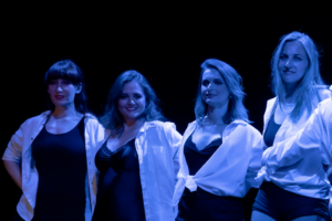 Kobiety tańczące ladies style na scenie podczas występu szkoły TUTU Balet - zajęcia ladies style dla kobiet.